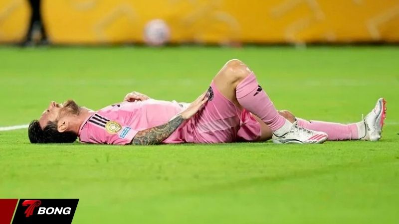 Khoảnh khắc Messi gục ngã
